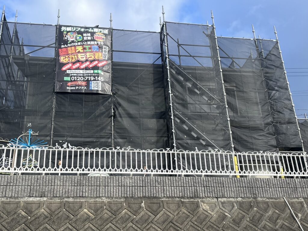 仮設足場を設置後、飛散防止用メッシュシートを張ります。